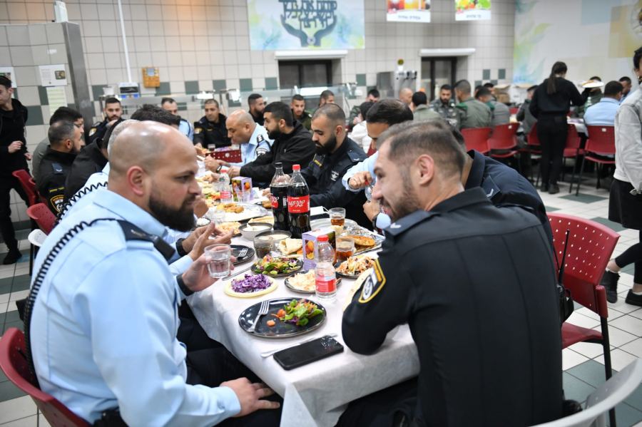 القدس : مائدة افطار لشرطة القدس العرب